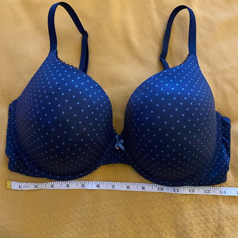 Victoria Secret Bra - 36F (36DDD) 
Push-Up Perfect Shape Bra